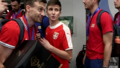 OVO ZANIMA CELU SRBIJU Misterija rešena, evo šta je Aleksa Avramović nosio na dočeku (FOTO)