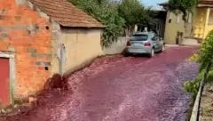 CRNO VINO POPLAVILO ULICU Eksplodirala destilerija, od prosutog pića mogao da se napuni bazen olimpijske veličine (VIDEO)