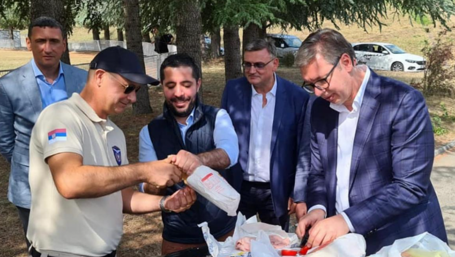 ČOVEK IZ NARODA Vučić se slatko najeo sendviča s parizerom još pre dve godine
