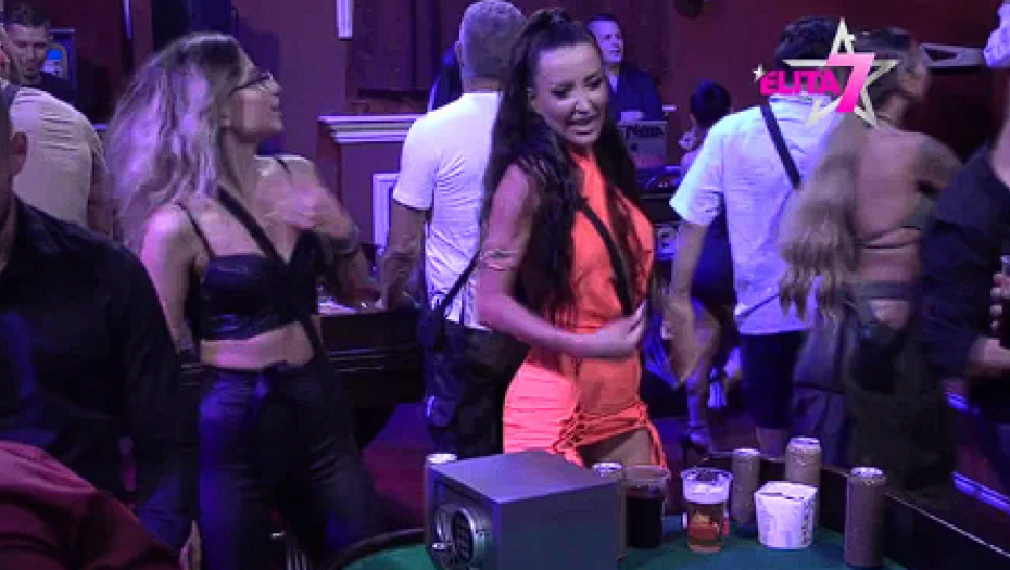 NEMA JOJ RAVNE! Aleksandra Mladenović Cecinim hitom raspametila zadrugare! (FOTO)
