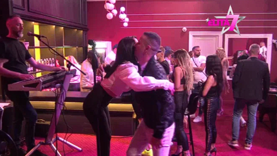UPUTILA MU JE POSEBAN POZDRAV! Mladenovića zgrabila ovog zadrugara, pa ga zagrlila svom snagom! (FOTO)