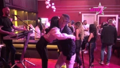 UPUTILA MU JE POSEBAN POZDRAV! Mladenovića zgrabila ovog zadrugara, pa ga zagrlila svom snagom! (FOTO)