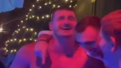 KAO U TRANSU Jokić se skinuo na slavlju košarkaša, tu je i Novak (VIDEO)