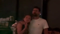 LJUBAV U VAZDUHU Nole zagrlio Jelenu, nije hteo da je pusti (FOTO)