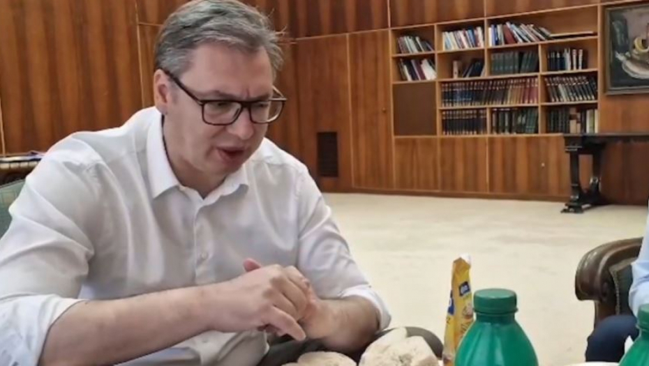 "E SAD LEPO DA STAVIMO MAJONEZ" Vučić, Mali i Momirović u slast pojeli domaćinski doručak sa parizerom i jogurtom: Ajde prijatno momci! (VIDEO)