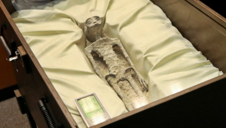 NAUČNICI OTKRILI CELOM SVETU Hiljadu godina stari „leševi vanzemaljaca“ izloženi u staklenim vitrinama u Meksiku (VIDEO)