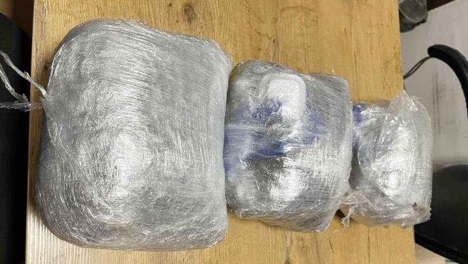DROGA U SANITETSKOM VOZILU Policija na putu Novi Pazar-Raška pronašla 3,4 kilograma marihuane