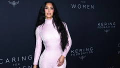 KIM KARDAŠIJAN JE KRALJICA CRVENOG TEPIHA Haljinom optočenom kristalima bacila je mnoge slavne u drugi plan