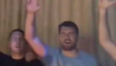 ISPLIVAO SNIMAK IZ MANILE Dončić visoko podigao tri prsta, pa iz sve snage zapevao Vidovdan (VIDEO)
