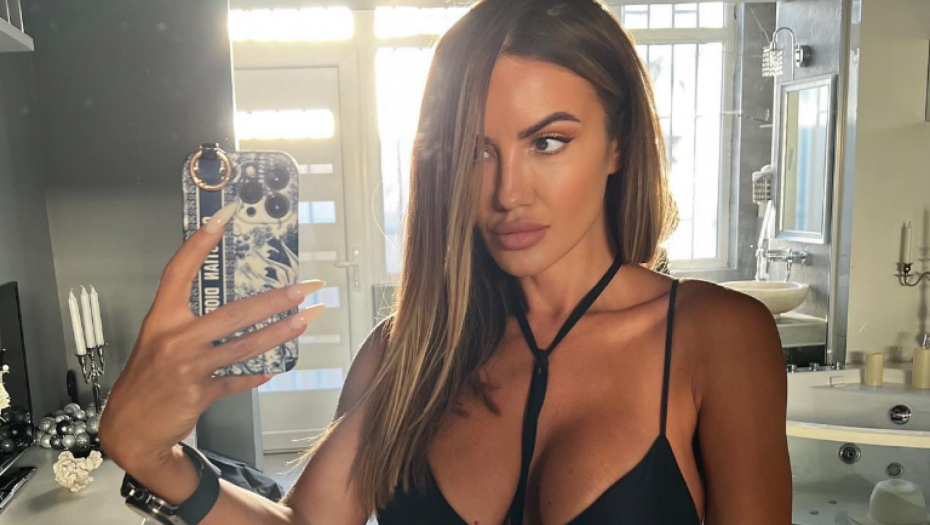 OTAC JU JE UZEO SA SAMO 4 GODINE: Ova lepotica je ćerka Ivane Stamenković Sindi, nakon toliko godina vidimo kako izgleda (FOTO)