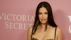 ADRIJANA LIMA POZIRALA SA "ANĐEOSKIM KRILIMA" Fotka u brushalteru i farmerkama zapalila Instagram