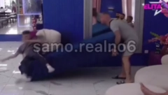 JEZIVO MALTRETIRANJE U ELITI: Učesnik krvnički bačen sa garniture na pod, usledio i udarac! (VIDEO)