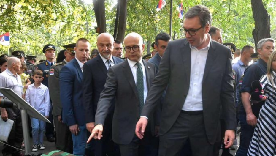 "NOVI KILOMETRI PUTEVA, NOVE ŠKOLE, BOLNICE!" Vučić u Nišu čestitao Dan srpskog jedinstva, pa najavio još veće projekte! (FOTO)