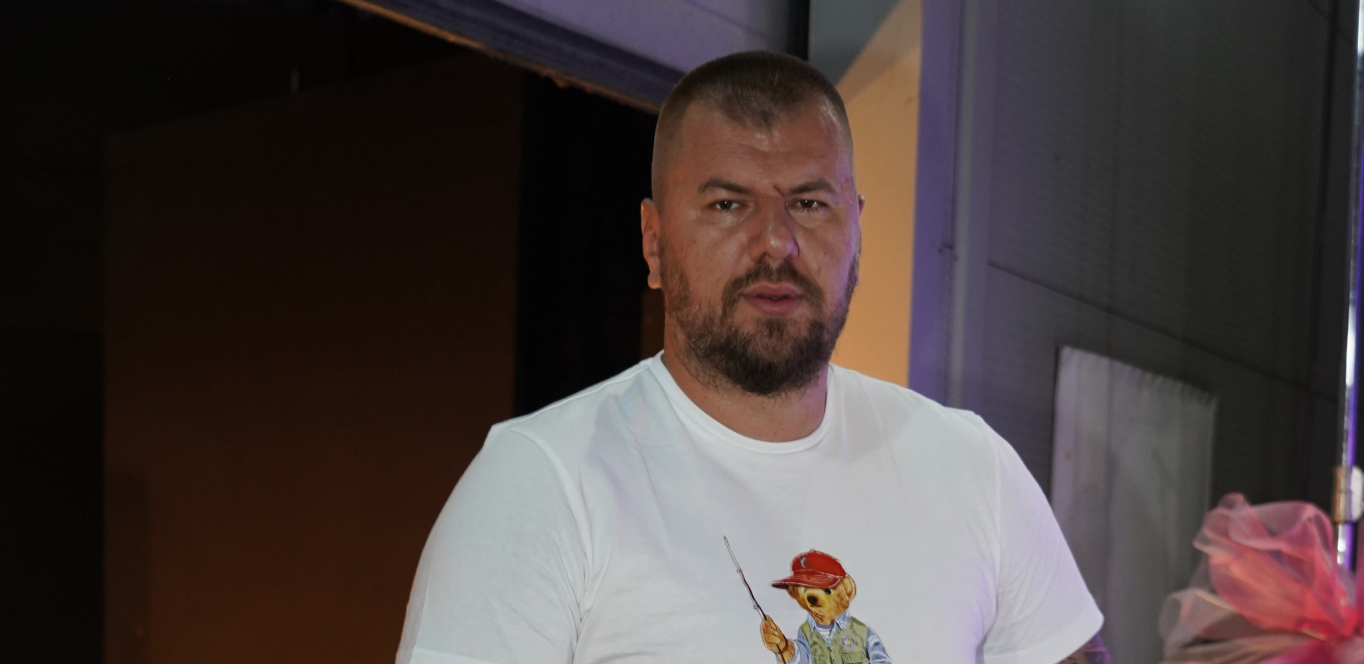 JANJUŠ POBESNEO, PA JAVNO IZVREĐAO ŽENU Haos u Eliti, nije birao reči, doživeo pomračenje zbog ovoga!