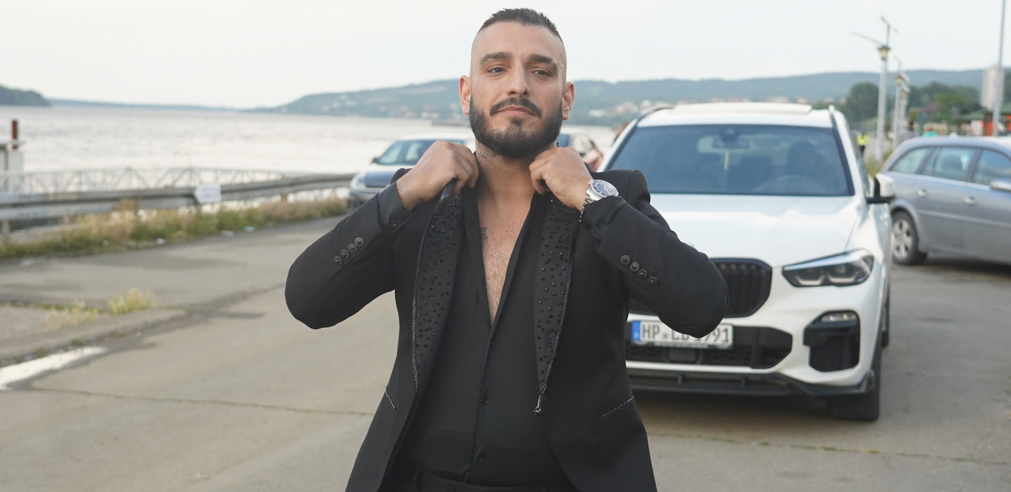 OTKRIVENO GDE SE NALAZI DARKO LAZIĆ! Evo šta folker radi u jeku haosa oko venčanja njegove majke