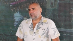 DUNJA I ARSENIJE RAZNEŽILI TATU Miki Đuričić pozira sa decom pored jelke, sve je spremno za praznike u toplom domu