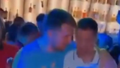 PA, OVO JE TOTALNI HIT Dončić i Jović pevali Zvezdine pesme, Nikola Milutinov im se pridružio, pa začepio uši (VIDEO)