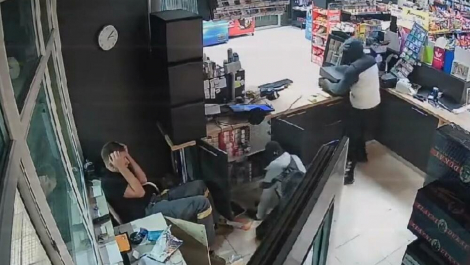 SEDELI I PRIČALI, A ONDA JE POČELA PLJAČKA Upali maskirani sa pištoljima, lomili sve oko sebe (VIDEO)
