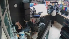 SEDELI I PRIČALI, A ONDA JE POČELA PLJAČKA Upali maskirani sa pištoljima, lomili sve oko sebe (VIDEO)