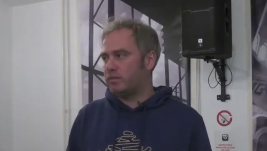 SKANDAL Filmski režiser iz BiH napravio u petak neviđen incident usred Beograda - Širio zastavu velike Albanije, pa proteran iz Srbije