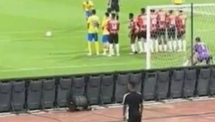 RONALDO NOKAUTIRAO KAMERMANA Šok scena sa utakmice: Portugalac ga pogodio u glavu, čovek nije znao gde se nalazi (VIDEO)