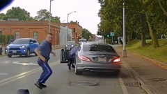 DRAMA NA PUTU Vukao policajca koji ga je zaustavio zbog prekršaja (VIDEO)