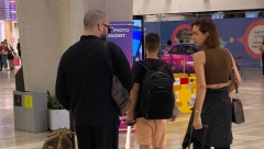 ALO! PAPARAZZO: Adam Adaktar i njegova supruga u običnom izdanju na aerodromu, a on je privukao veliku pažnju (FOTO)