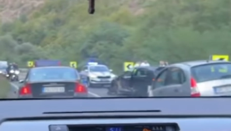 JEDNO VOZILO RAZLUPANO Saobraćajna nezgoda na Ibarskoj magistrali (VIDEO)