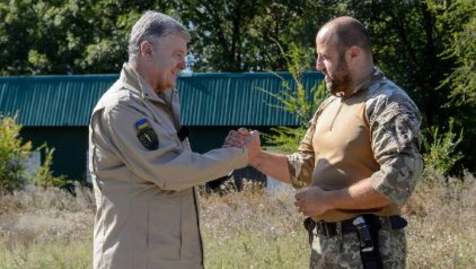 CRNO SUNCE NA RUKAVU! Porošenko se pojavio u uniformi, na ramenu mu stoji jeziv simbol!