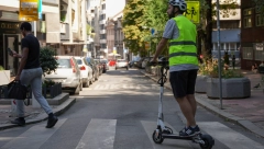 ZATVORSKE KAZNE DO 15 DANA Nova pravila o vožnji električnih trotineta, ova oprema je obavezna, regulisana brzina i bezbedna vožnja