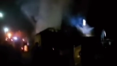 VATRA GUTA SVE PRED SOBOM Gori kuća kod Varvarina (VIDEO)