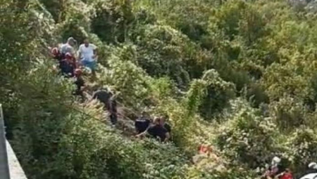 DEVOJKA (19) IZ CRNE GORE JE DRUGA ŽRTVA IZ AUTOBUSA SMRTI Identifikovana je, ljude vadili su ih iz ambisa