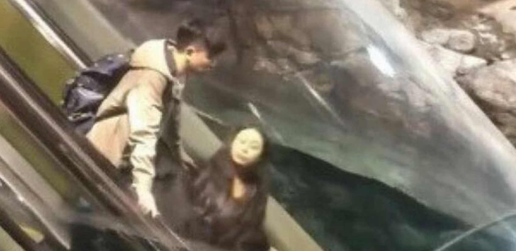 SPUŠTALI SU SE POKRETNIM STEPENICAMA, A ONDA... Malo ko bi se usudio da ovo uradi (VIDEO)