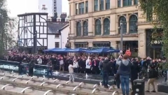 BRITANCI U ČUDU Krenuo korteo navijača Zvezde u Mančesteru (VIDEO)