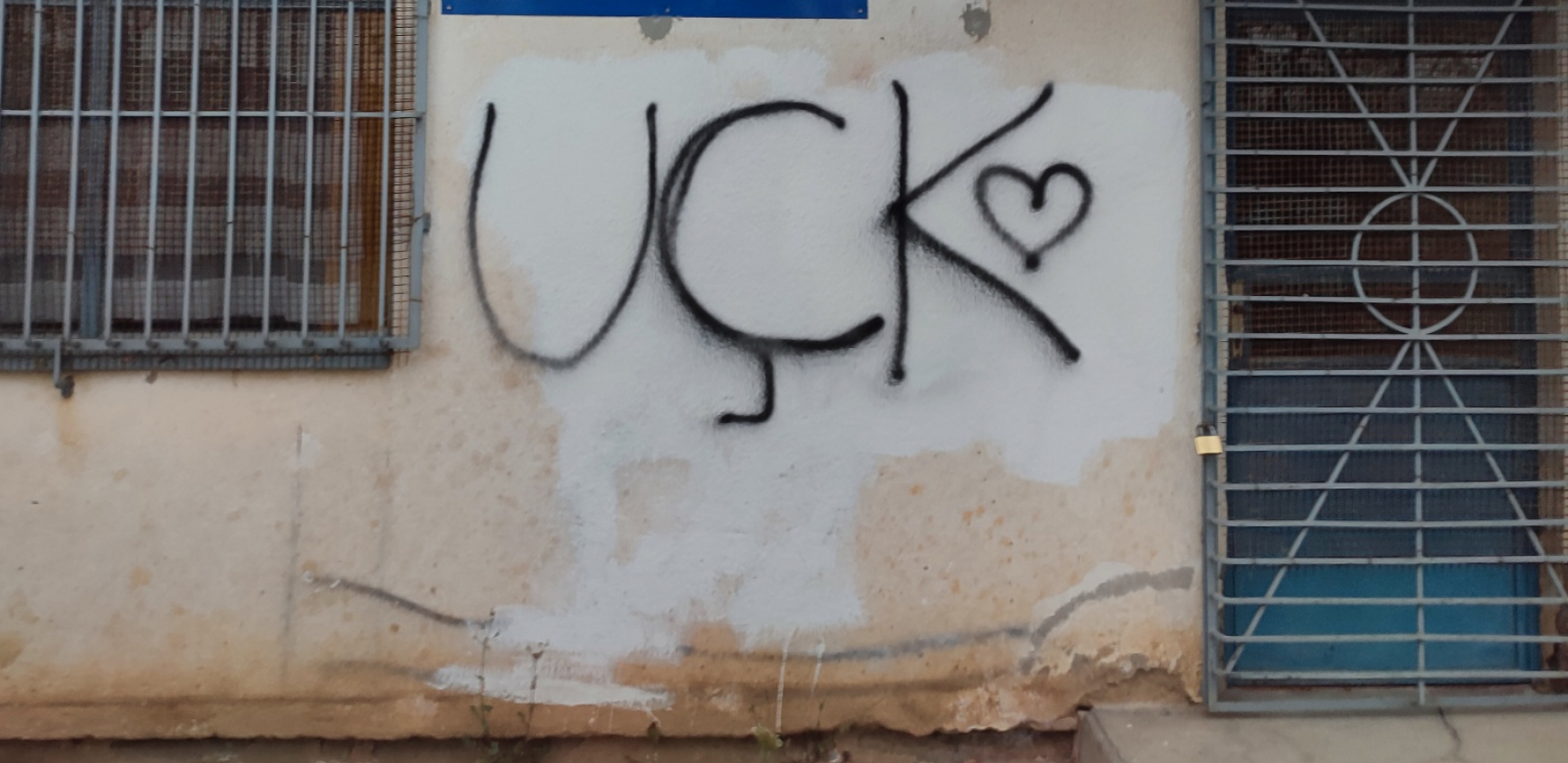 ZASTRAŠIVANJE SRBA NA KIM Na osnovnoj školi u Klokotu ispisani grafiti "UČK"