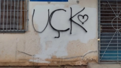ZASTRAŠIVANJE SRBA NA KIM Na osnovnoj školi u Klokotu ispisani grafiti "UČK"