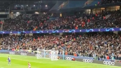 PODRŠKA UPRKOS PORAZU Navijači Zvezde pozdravili fudbalere nakon meča na Etihadu (VIDEO)