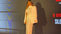 SANDRA AFRIKA BEZ GRUDNJAKA! Pevačica šokirala stajlingom na premijeri Rastinog filma! (FOTO)