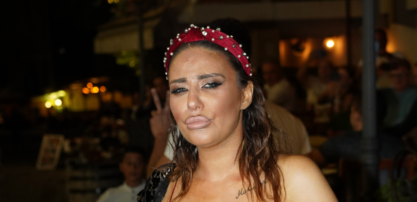 ANA NIKOLIĆ BRUTALNO PONIZILA KOLEGINICU! Pevačica se ne zaustavlja, ponovo se oglasila i spomenula skandal koji je drmao estradu