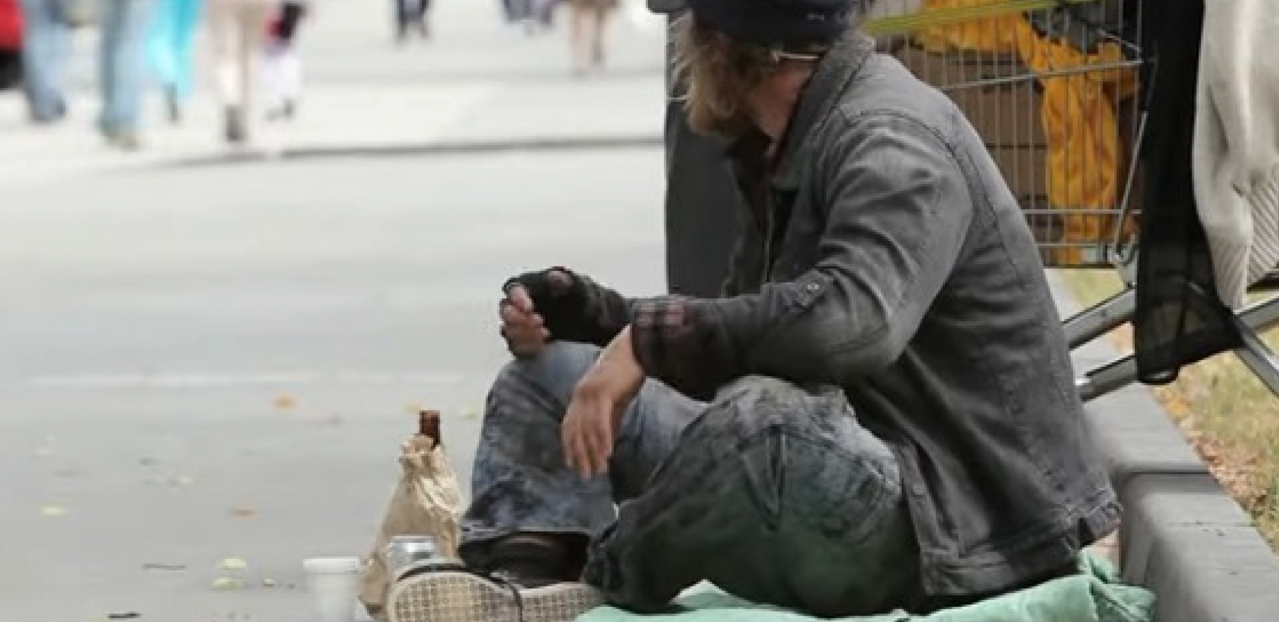"USTAO JE IZ INVALIDSKIH KOLICA I SKLOPIO IH" Provaljen lažni prosjak koji ordinira po Beogradu
