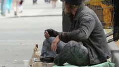 NAJBOGATIJI PROSJAK NA SVETU Deca ga mole da se sklone sa ulice, ali on "navikao da radi", odbija