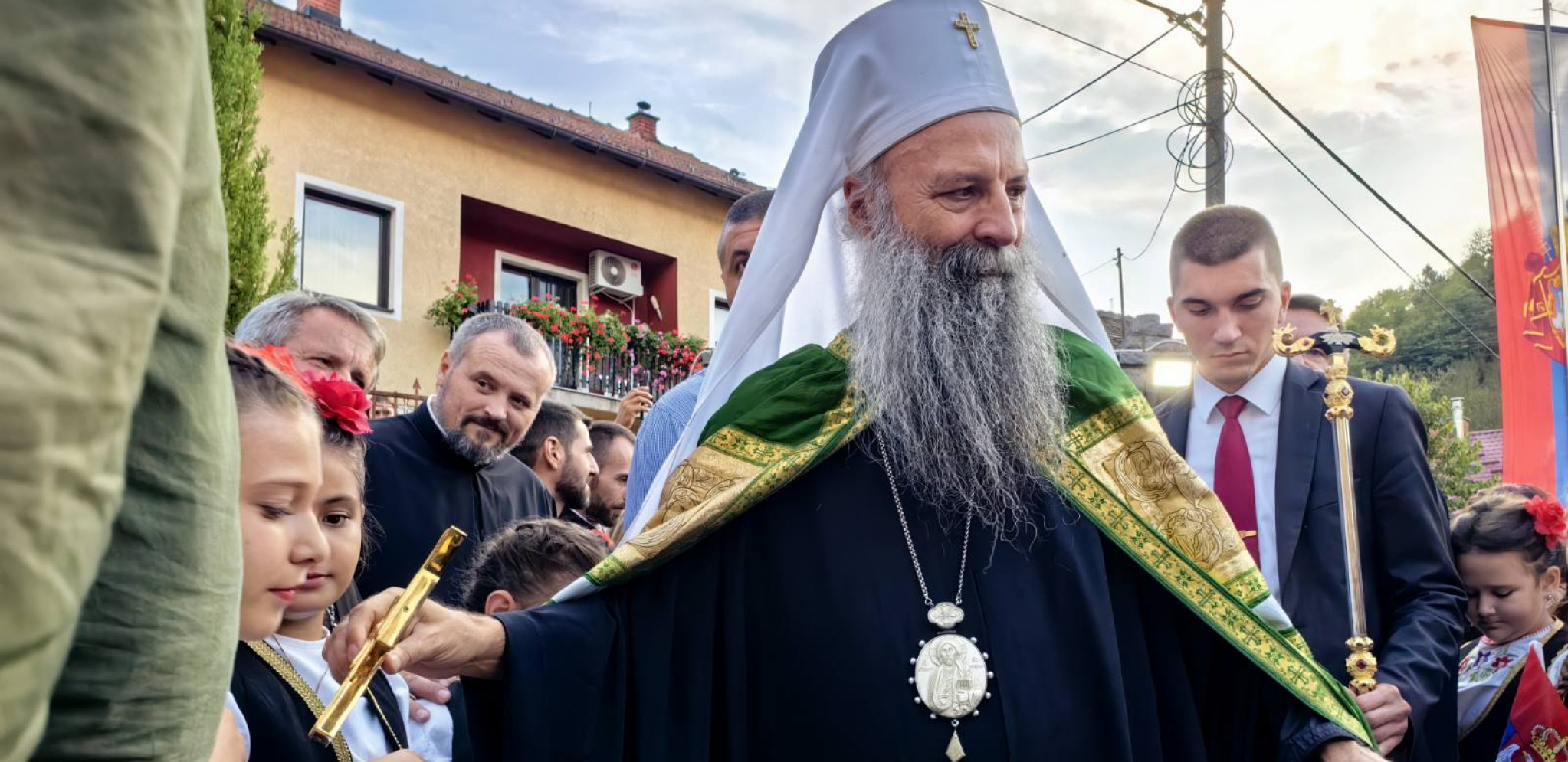 PATRIJARH PORFIRIJE POSETIO SRBE U ORAHOVCU: Deci uručio novčanu pomoć i ikonice (FOTO)