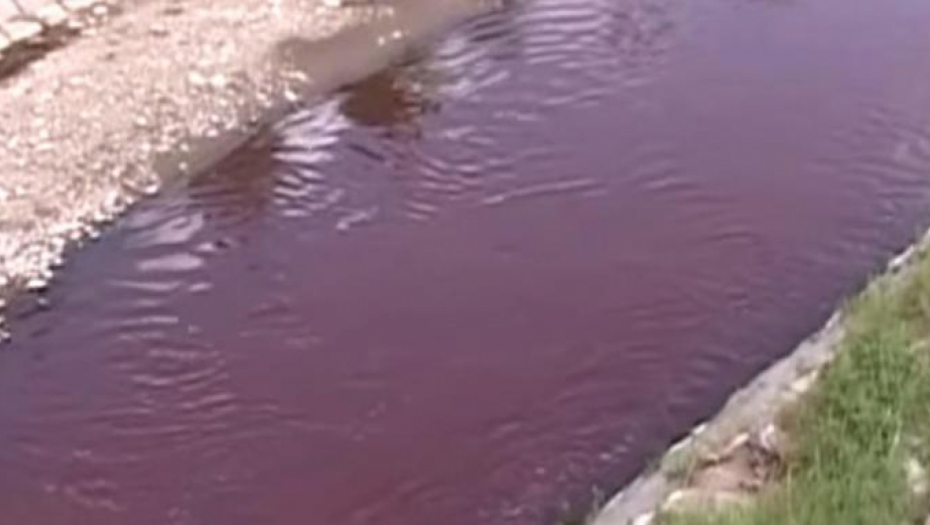 CRVENA REKA TEČE ULICAMA Ljudi gledali u čudu, niko nije znao o čemu se radi (VIDEO)