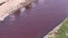 CRVENA REKA TEČE ULICAMA Ljudi gledali u čudu, niko nije znao o čemu se radi (VIDEO)