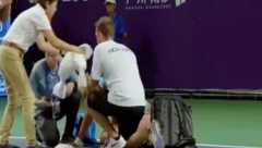 JEZIVE SCENE U KINI Teniserka kolabirala,  meč je hitno bio prekinut (VIDEO)