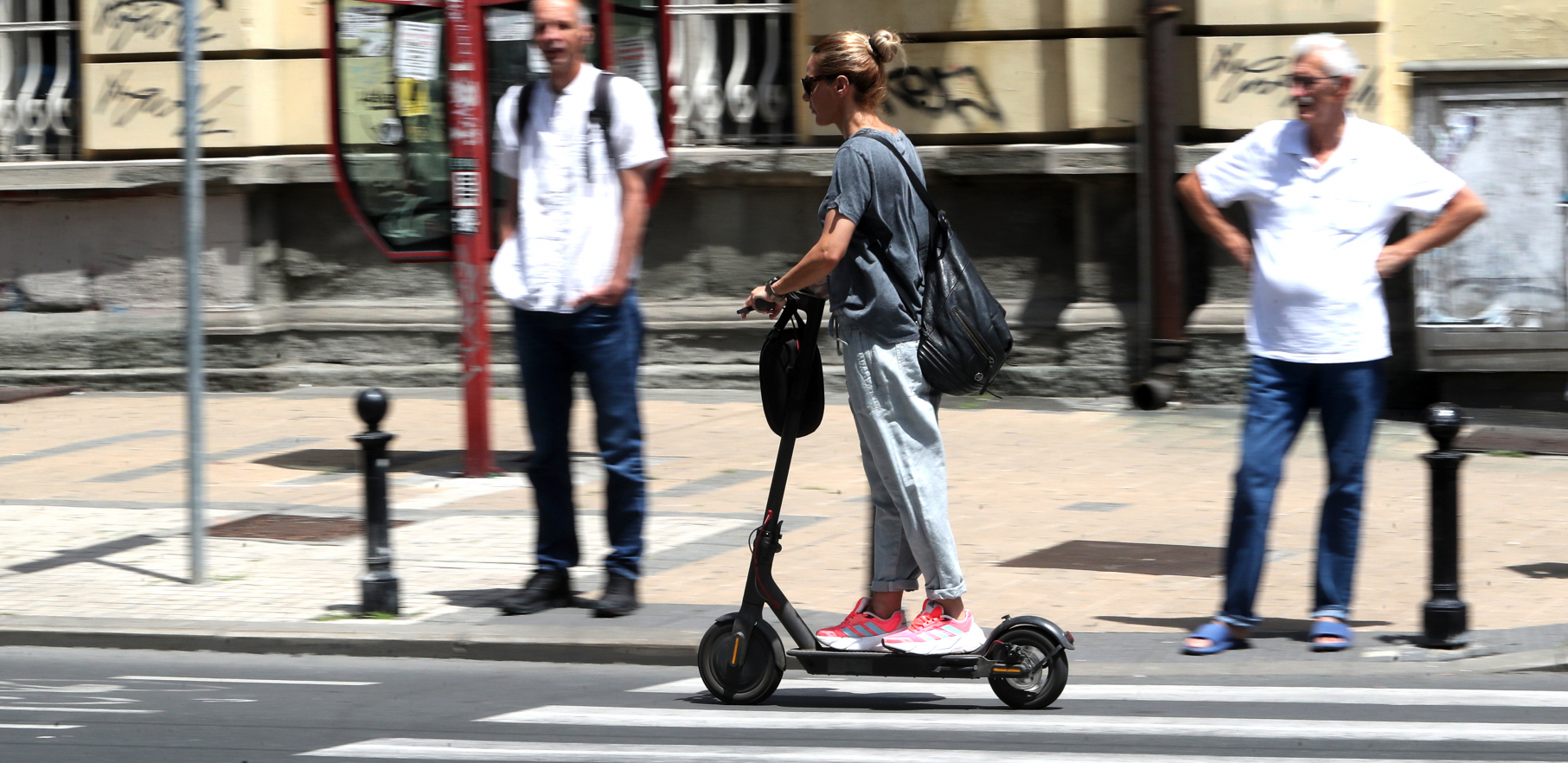 LJUDI, OPREZ! ČOVEKU EKSPLODIRAO TROTINET, IZGOREO MU CEO STAN Neverovatna nesreća u Kruševcu zbog omiljenog prevoznog sredstva (FOTO)