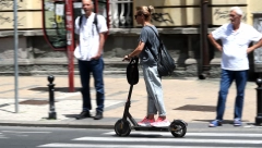 NOVA PRAVILA STUPAJU NA SNAGU Vlasnici trotineta, obratite pažnju, bez ovoga nema vožnje