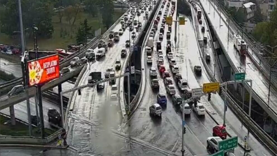 SUDAR TRI AUTOMOBILA NA MOSTU NA ADI Delovi vozila svuda po putu