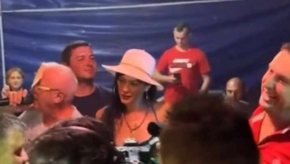 SODOMA I GOMORA NA ŠABAČKOM VAŠARU: Vendi zajahala Boru Santanu, Era poslužio kao magnet za evre, a tu je i on! (FOTO)