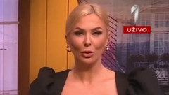 KAD JE PREKRSTILA NOGE, SVI SU OSTALI U ČUDU Voditeljka Prve vodila emisiju u izazovnom stajlingu, ovaj detalj niste mogli da vidite na TV-u! (FOTO)
